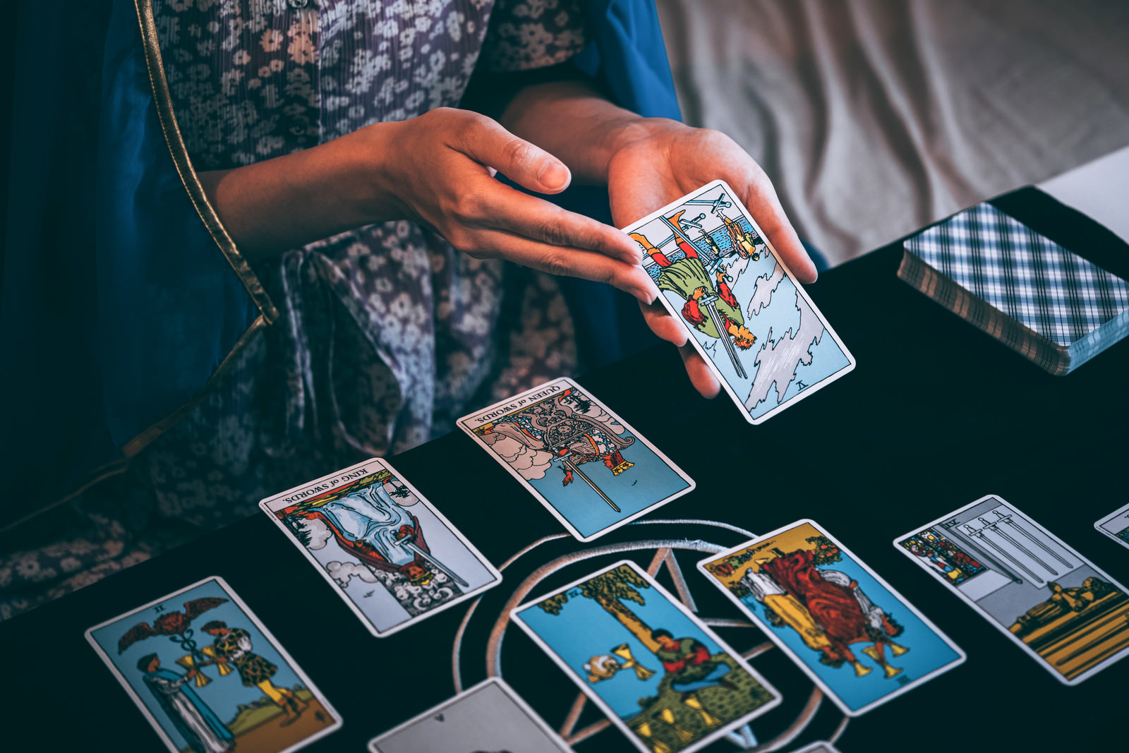 占い師がオンラインサロンではなく「動画販売」を選ぶべき理由