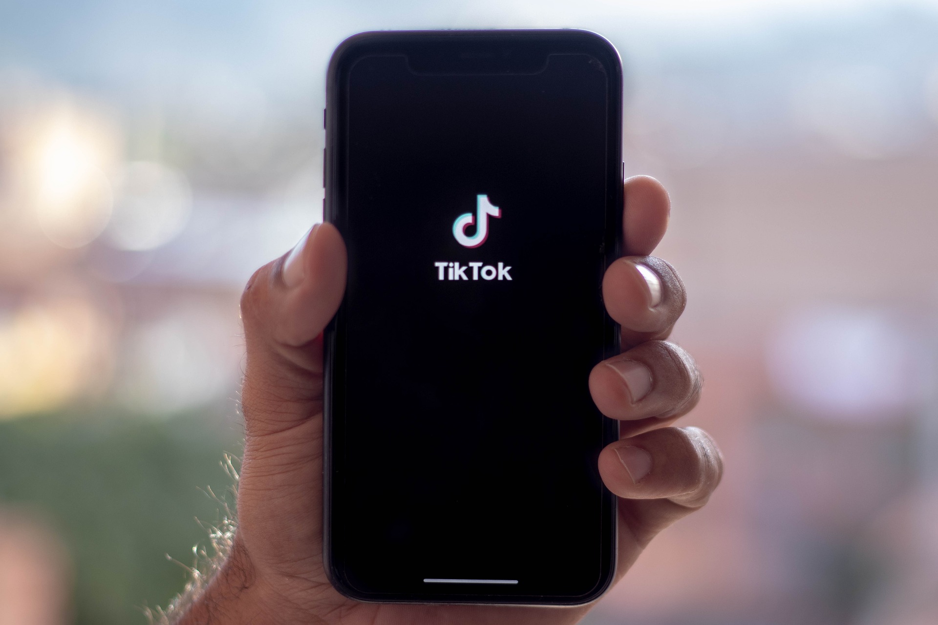 TikTokの「バズ」を収益に変える！ショート動画クリエイターがフィルミーを併用すべき理由